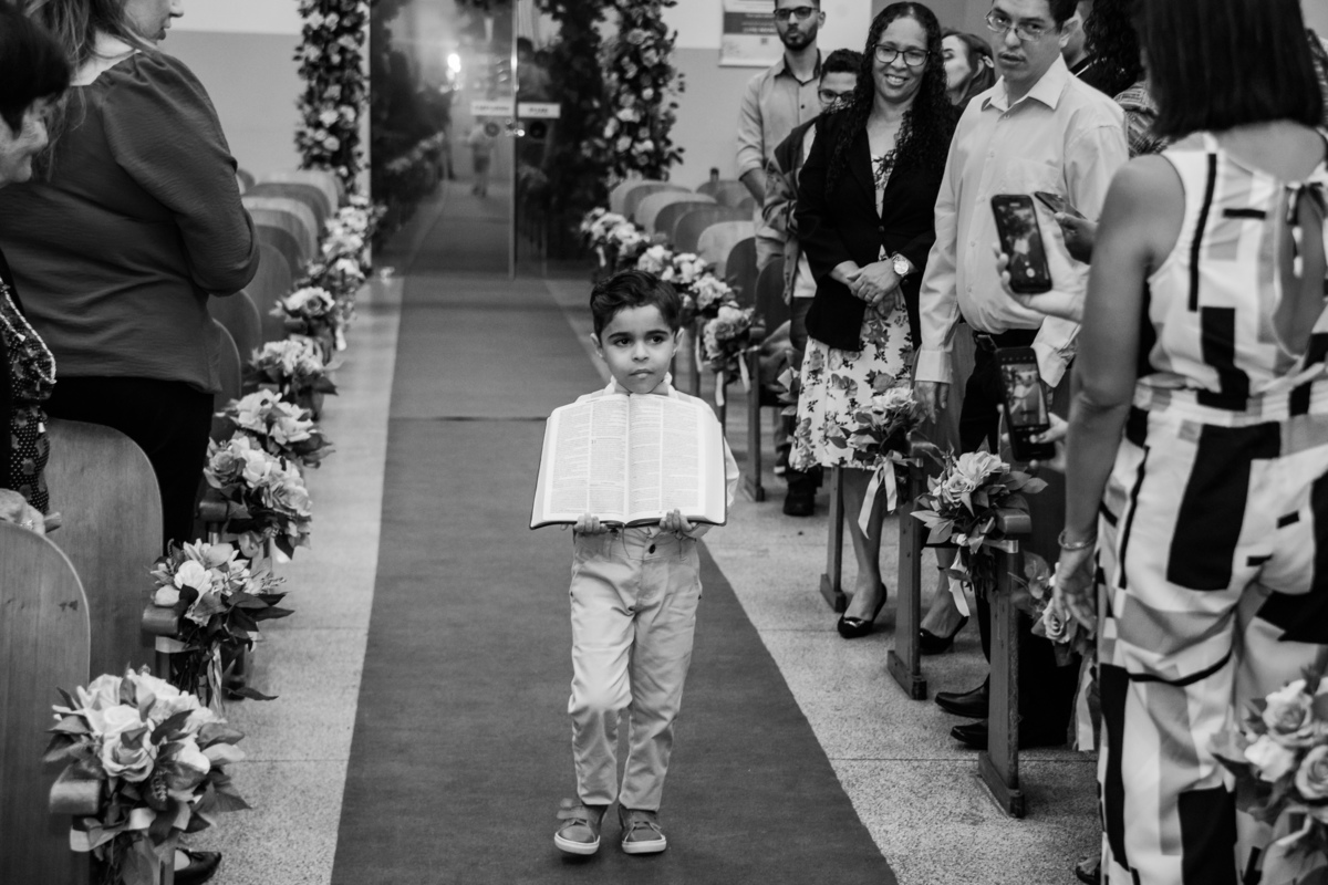 pajen-entrando-corredor-igreja-segurando-biblia-rodrigo-bahia-fotógrafo-de-casamento-de-mogi-guaçu.jpg
