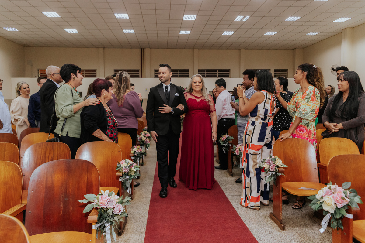 noivo-e-sua-mãe-entrando-na-igreja-rodrigo-bahia-fotógrafo-de-casamento-de-mogi-guaçu.jpg