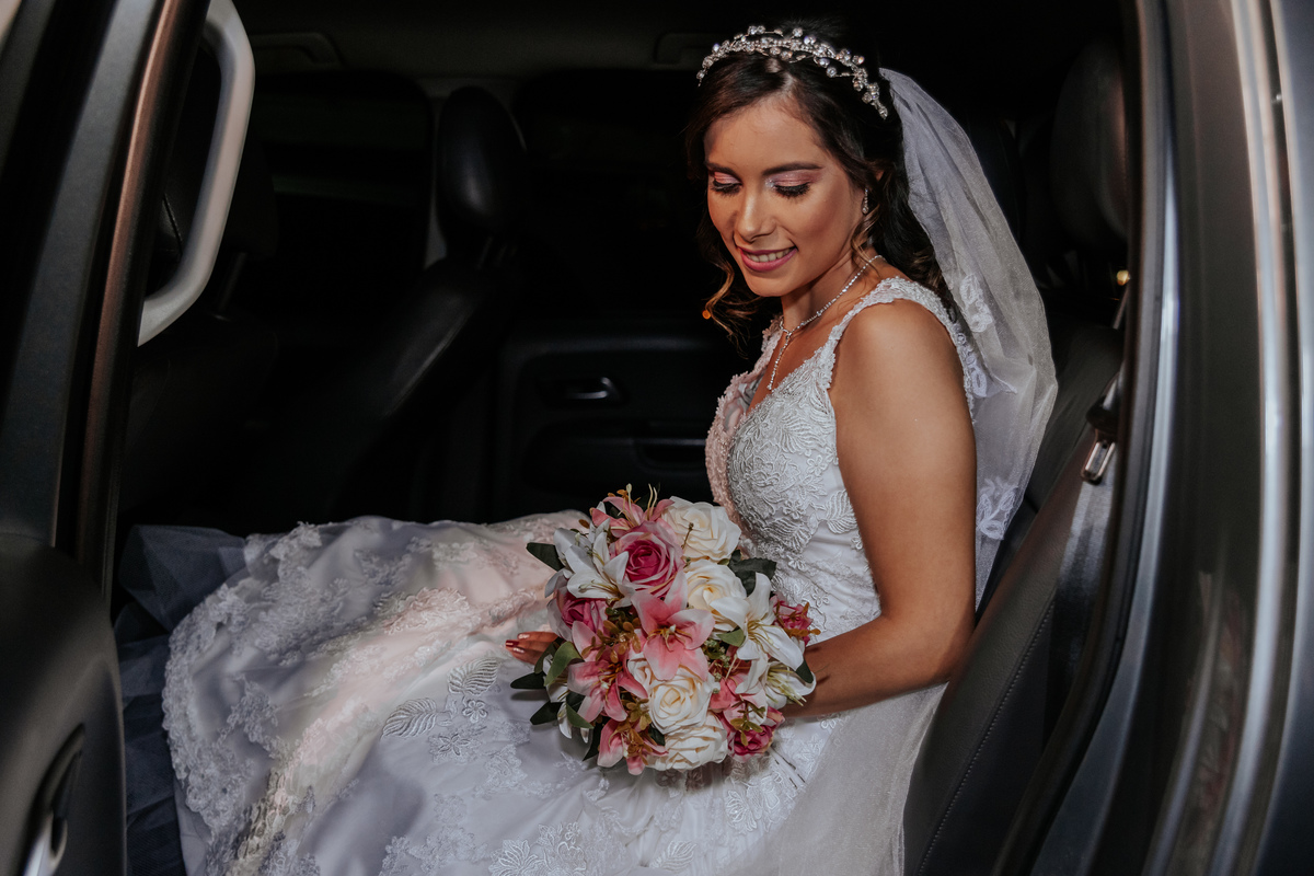 noiva-dentro-do-carro-com-vestido-de-noiva-rodrigo-bahia-fotógrafo-de-casamento-de-mogi-guaçu.jpg
