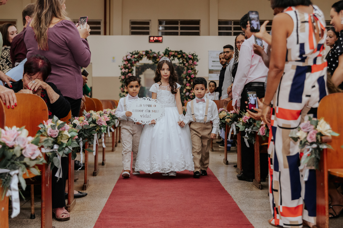 daminha-e-pajens-entrando-corredor-igreja-segurando-plaquinha-rodrigo-bahia-fotógrafo-de-casamento-de-mogi-guaçu.jpg