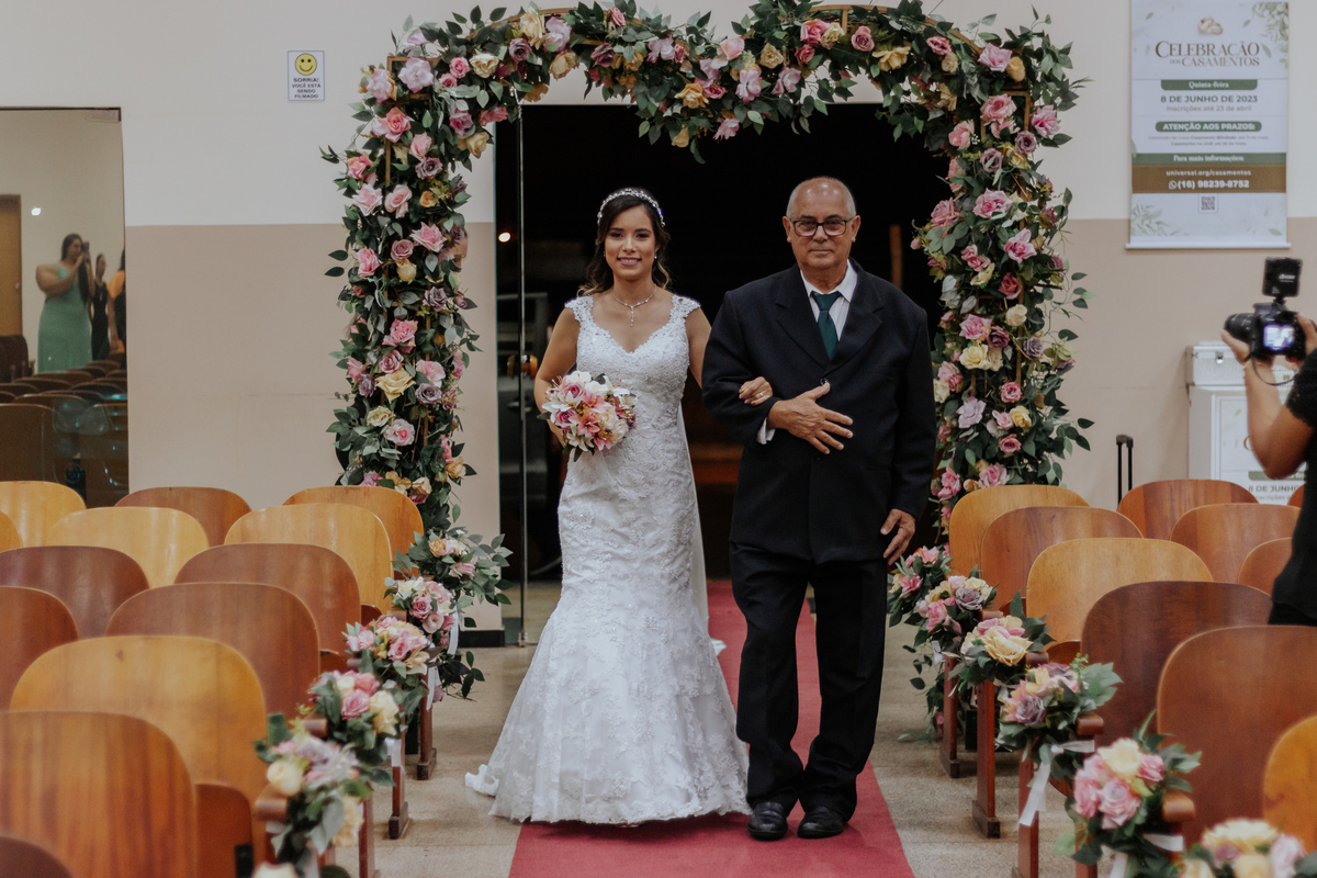 noiva-e-seu-pai-entrando-na-igreja-rodrigo-bahia-fotógrafo-de-casamento-de-mogi-guaçu.jpg
