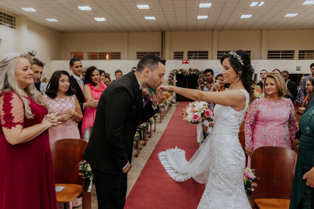 noivos-se-cumprimentando-igreja-rodrigo-bahia-fotógrafo-de-casamento-de-mogi-guaçu.jpg
