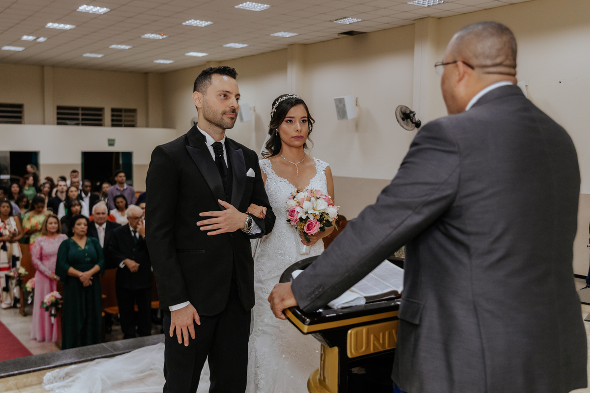noivos-no-altar-casamento-em-ribeirao-preto-rodrigo-bahia-fotógrafo-de-casamento-de-mogi-guaçu.jpg