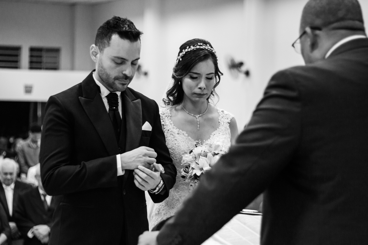 noivos-no-altar-casamento-evangelico-em-ribeirao-preto-rodrigo-bahia-fotógrafo-de-casamento-de-mogi-guaçu.jpg