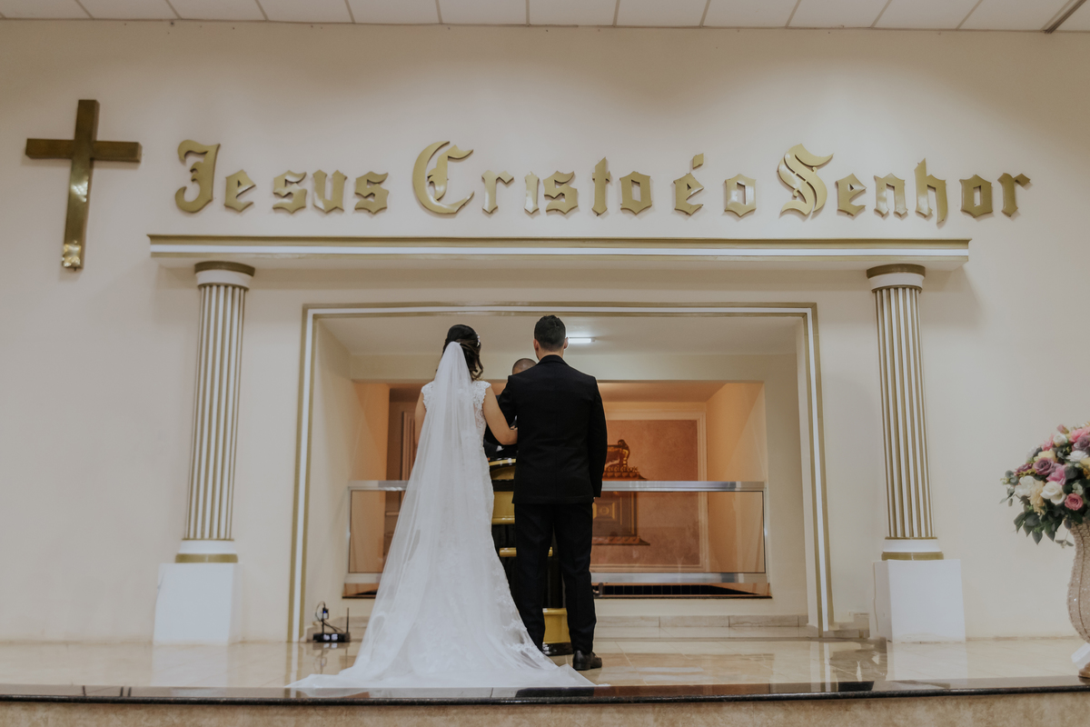 noivos-no-altar-casamento-evangelico-em-ribeirao-preto-rodrigo-bahia-fotógrafo-de-casamento-de-mogi-guaçu.jpg