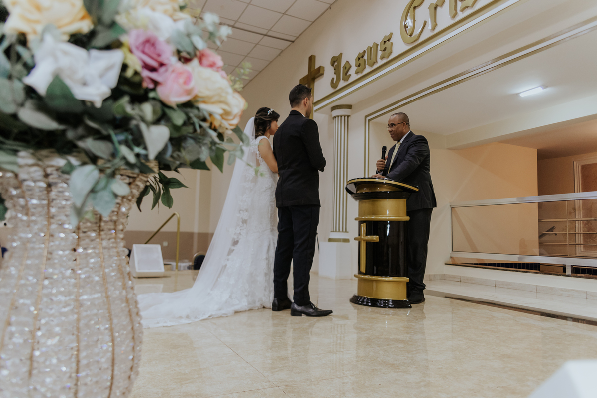 noivos-no-altar-casamento-evangelico-em-ribeirao-preto-rodrigo-bahia-fotógrafo-de-casamento-de-mogi-guaçu.jpg