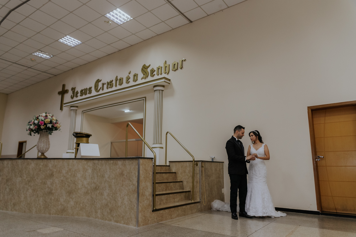 noivos-no-altar-casamento-evangelico-em-ribeirao-preto-rodrigo-bahia-fotógrafo-de-casamento-de-mogi-guaçu.jpg