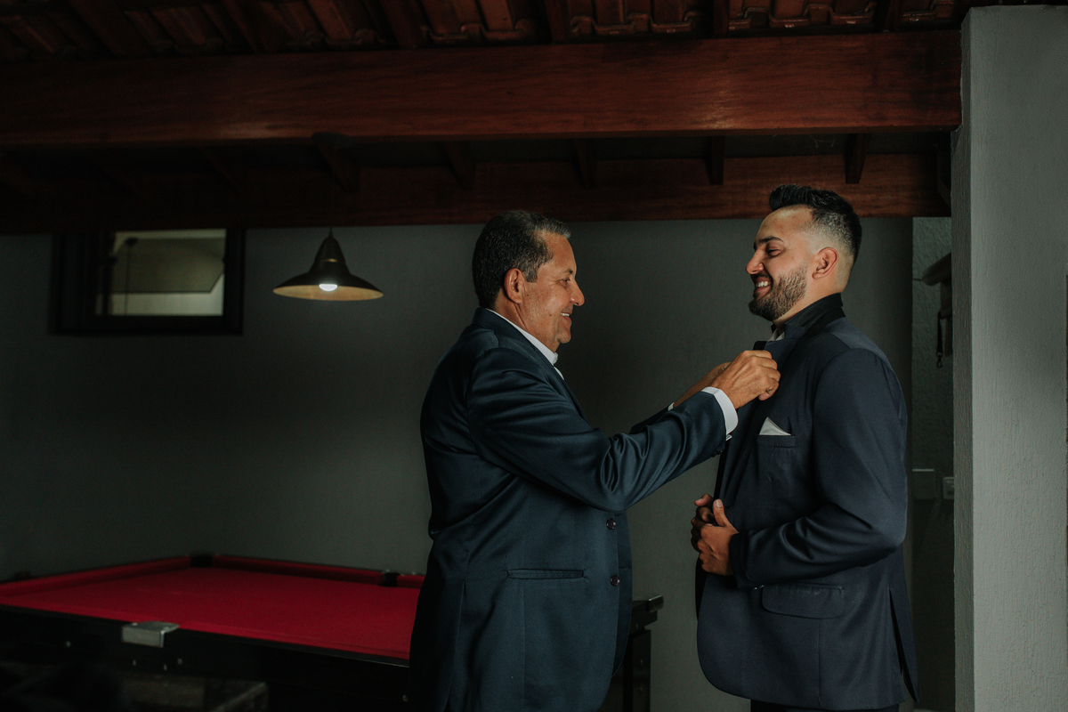 casamento-making-off-rodrigo-bahia-noivo-com-pai-gravata-fotógrafo-casamento-mogi-guaçu.jpg