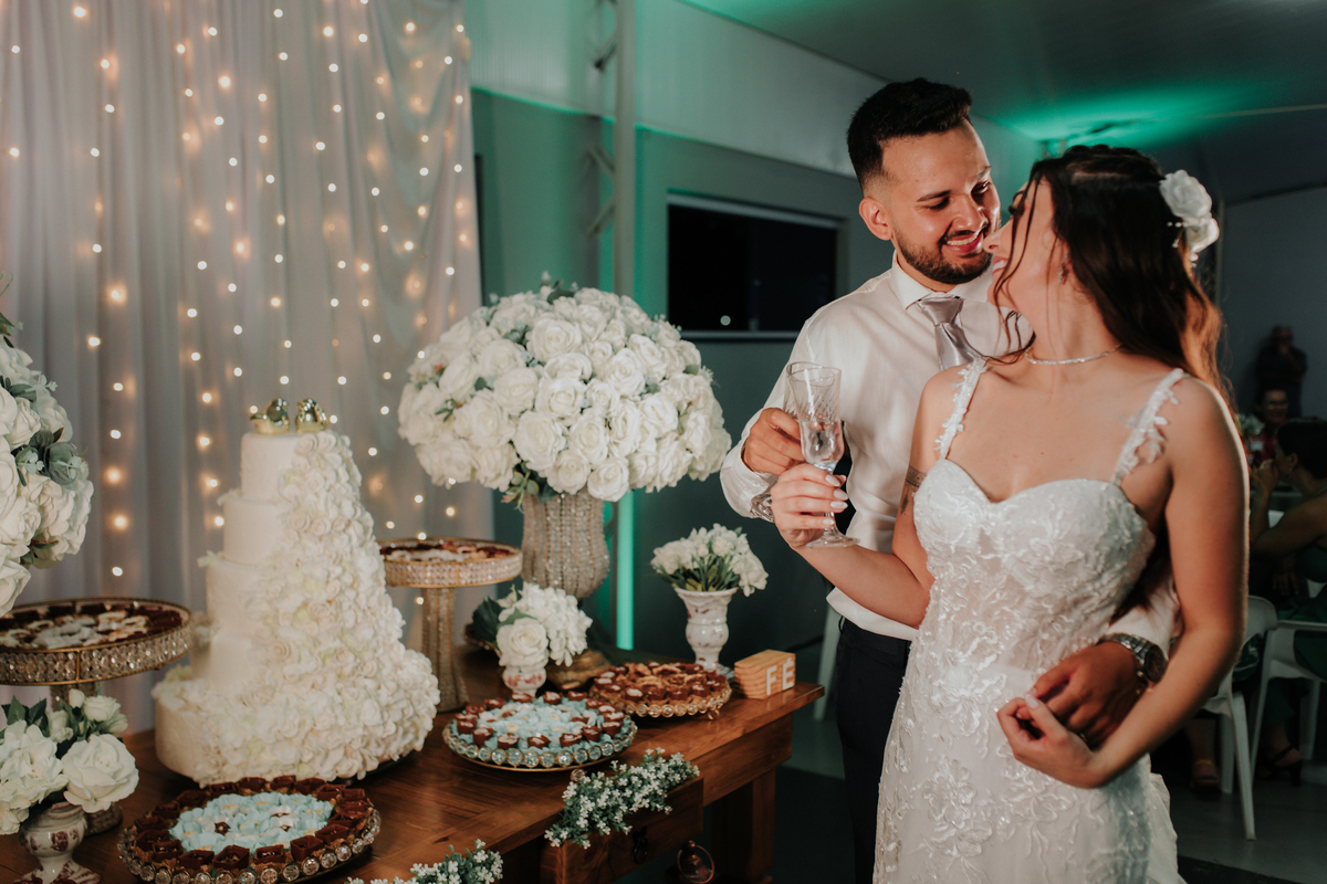 noivos-mesa-do-bolo-rodrigo-bahia-fotógrafo-casamento-mogi-guaçu.jpg