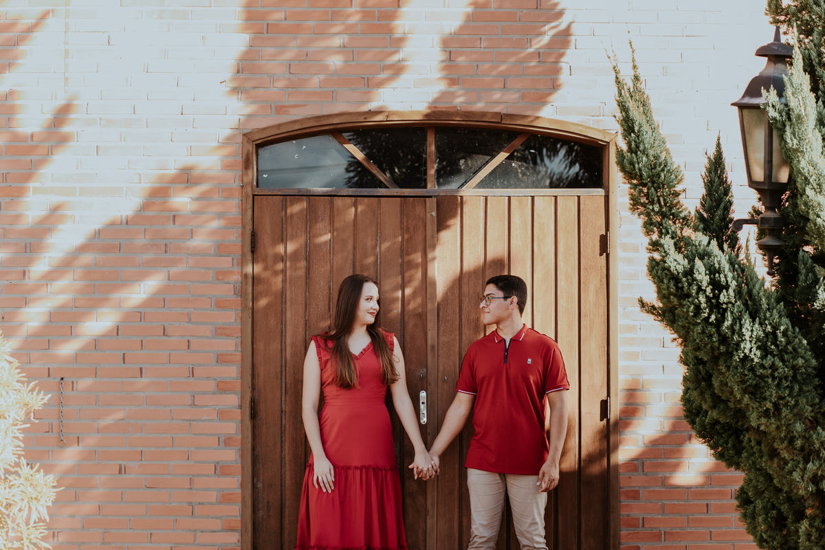 pré-wedding-ensaio-externo-porta-de-madeira-Holambra-rodrigo-bahia-fotógrafo-casamento-mogi-guaçu.jpg