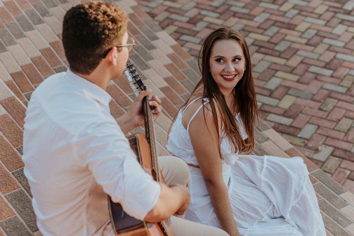 pré-wedding-ensaio-externo-Holambra-noivo-tocando-violão-rodrigo-bahia-fotógrafo-casamento-mogi-guaçu.jpg