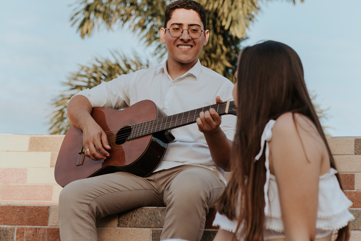 pré-wedding-ensaio-externo-Holambra-noivo-tocando-violão-rodrigo-bahia-fotógrafo-casamento-mogi-guaçu.jpg