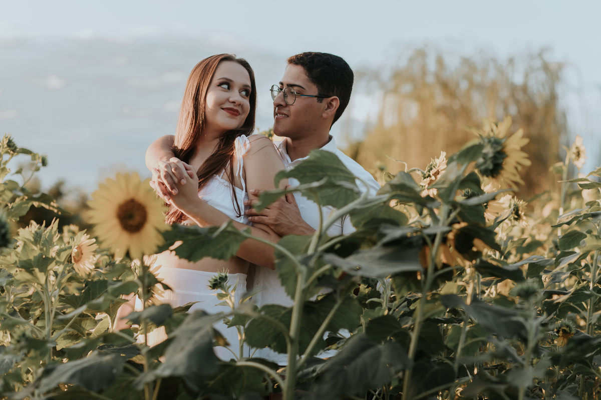 pré-wedding-ensaio-externo-Holambra-plantação-girassol-rodrigo-bahia-fotógrafo-casamento-mogi-guaçu.jpg
