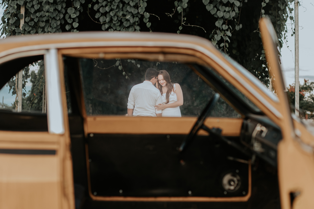 pré-wedding-ensaio-externo-Holambra-carro-antigo-amarelo-rodrigo-bahia-fotógrafo-casamento-mogi-guaçu.jpg