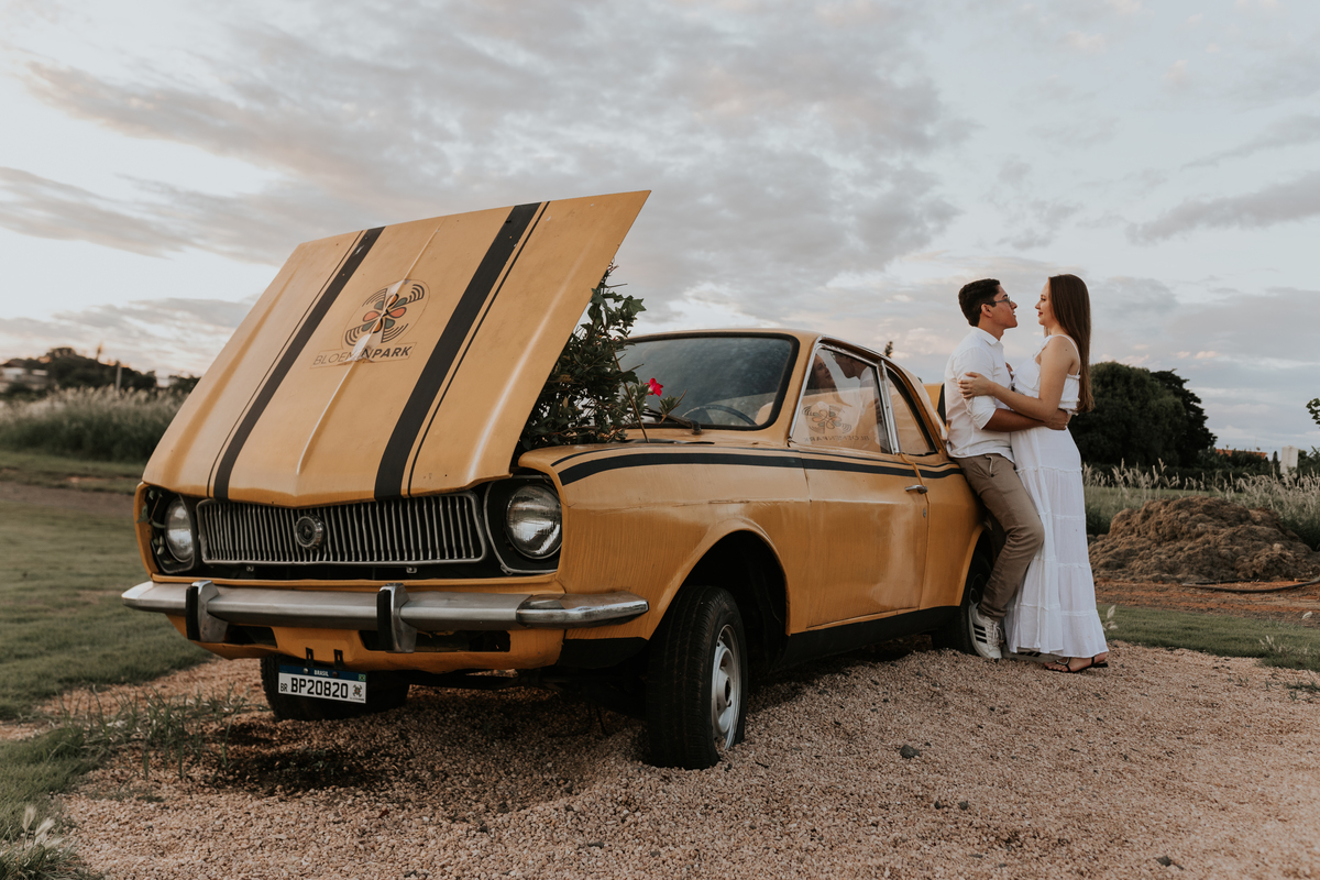 pré-wedding-ensaio-externo-Holambra-carro-antigo-amarelo-rodrigo-bahia-fotógrafo-casamento-mogi-guaçu.jpg