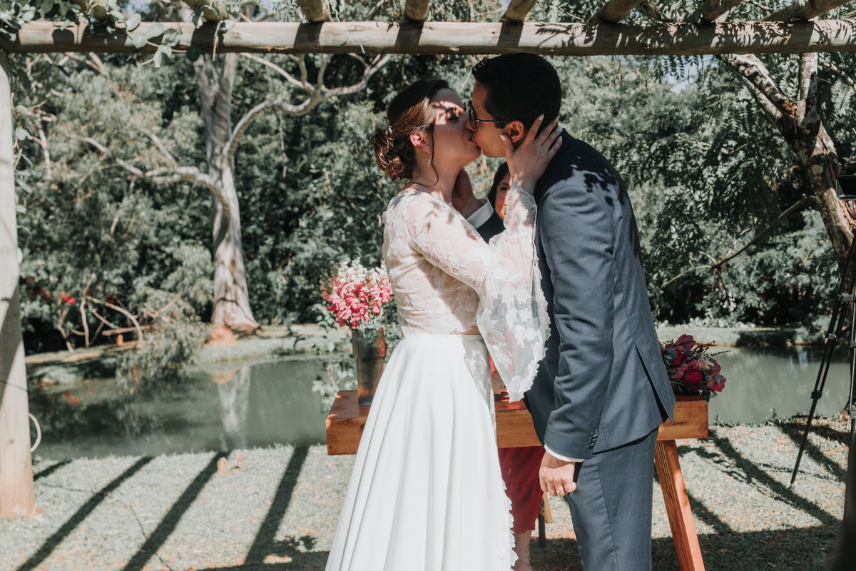 cerimônia-ar-livre-intimista-beijo-noivos-rodrigo-bahia-fotógrafo-casamento-mogi-guaçu.jpg