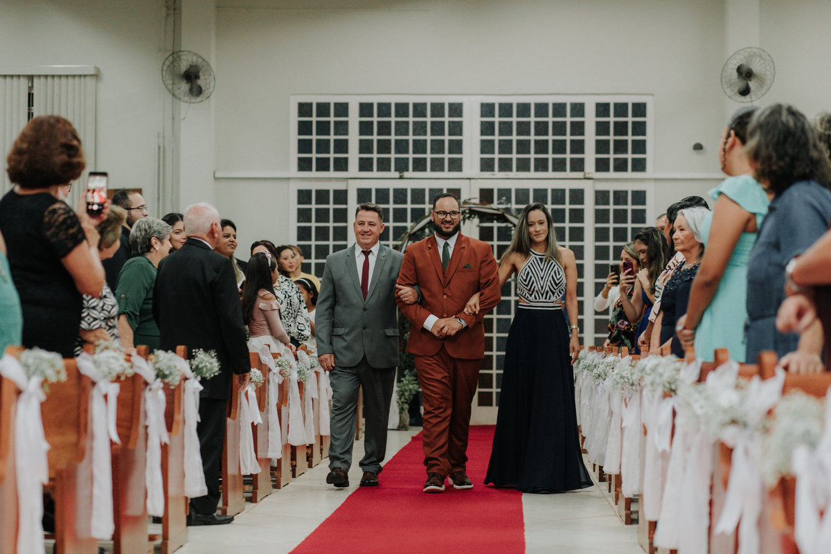 igreja-cerimônia-casamento-entrada-do-noivo-rodrigo-bahia-fotógrafo-casamento-mogi-guaçu.jpg