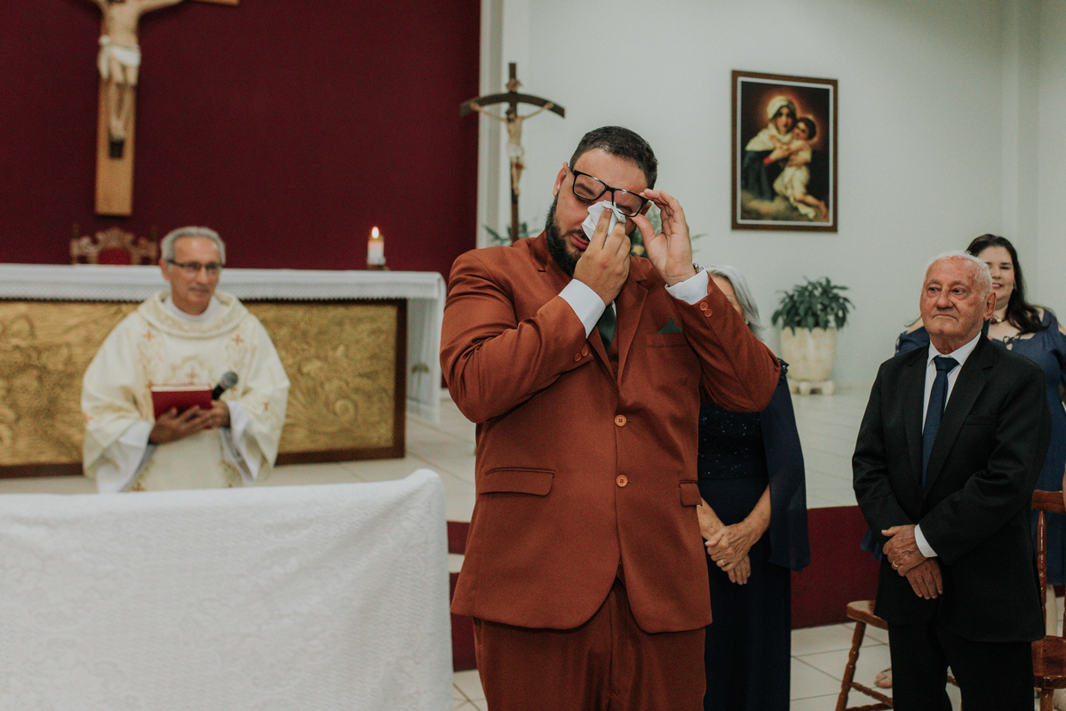 igreja-cerimônia-casamento-entrada-da-noiva-reação-do-noivo-rodrigo-bahia-fotógrafo-casamento-mogi-guaçu.jpg