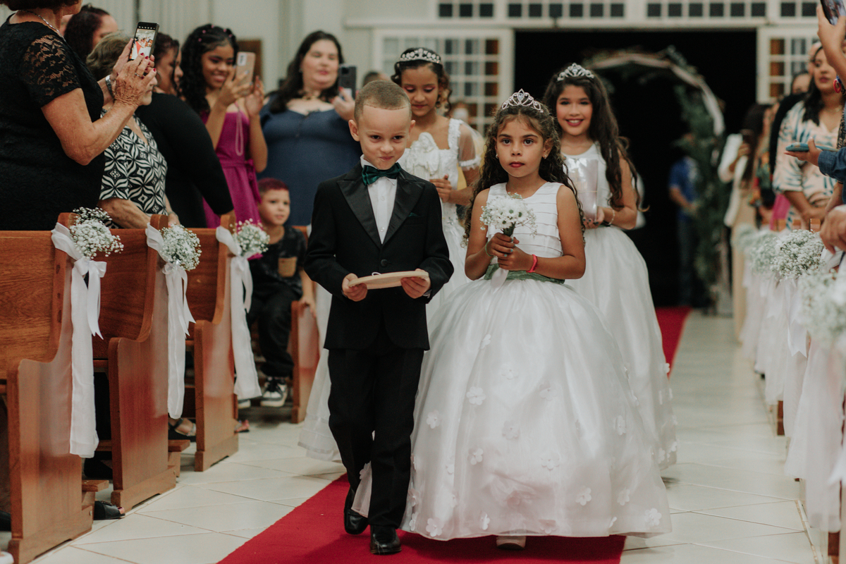 igreja-cerimônia-casamento-entrada-noivinhos-rodrigo-bahia-fotógrafo-casamento-mogi-guaçu.jpg