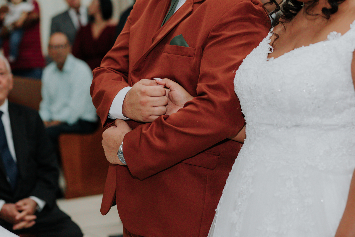 igreja-cerimônia-casamento-noivos-mãos-dadas-entrelaçadas-rodrigo-bahia-fotógrafo-casamento-mogi-guaçu.jpg