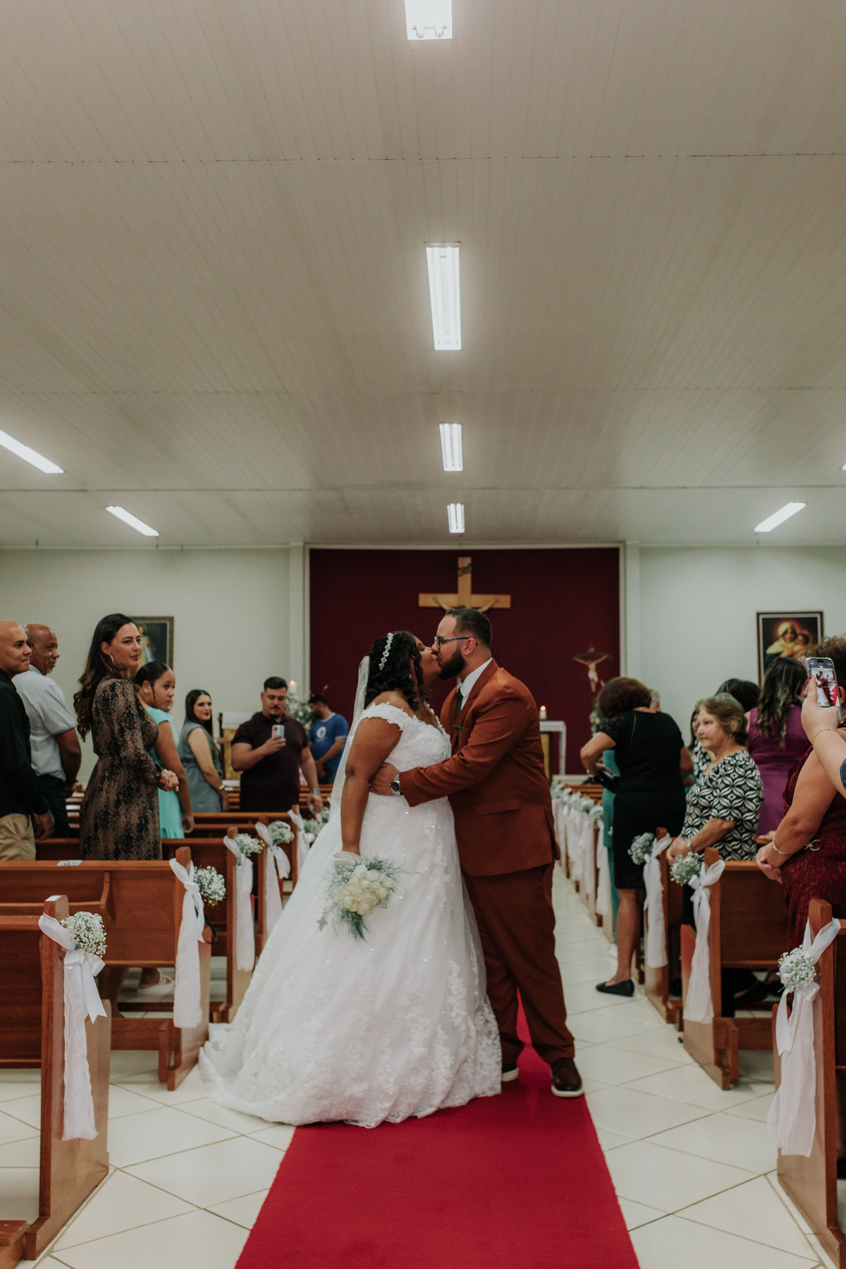 igreja-cerimônia-casamento-beijo-noivos-rodrigo-bahia-fotógrafo-casamento-mogi-guaçu.jpg
