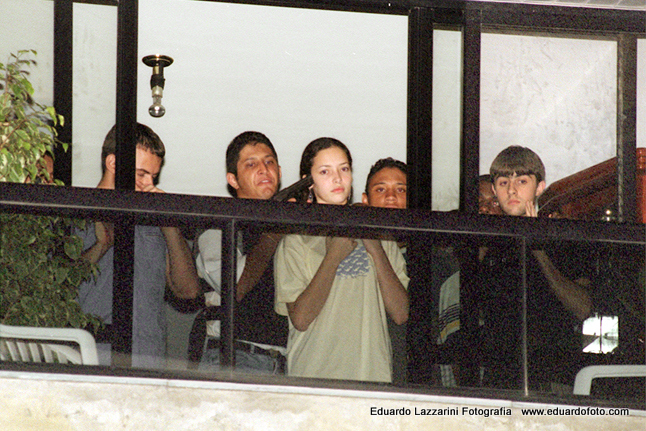 Ladrões fazem reféns em assalto