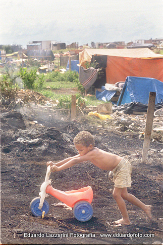 situação de um acampamento de sem terra em uma invasão em Guarulhos