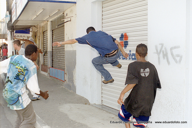 Ambulantes obrigam lojas a fecharem durante protesto