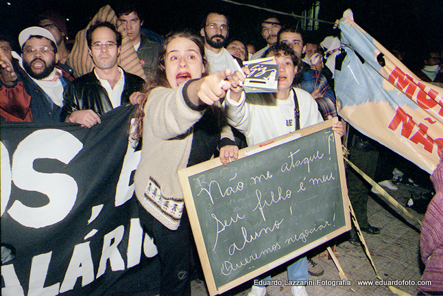 Protesto de professores em greve na praça da República