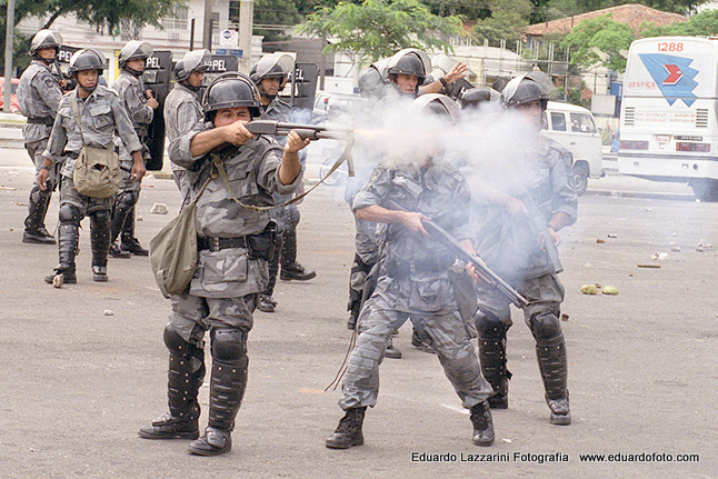 Policia usa de força para separar uma briga generalizada entre torcedores em frente ao Pacaembu