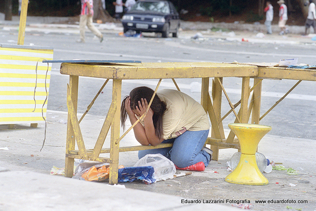 Policia usa de força para separar uma briga generalizada entre torcedores em frente ao Pacaembu