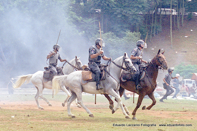 Policia usa de força para separar uma briga generalizada entre torcedores em frente ao Pacaembu