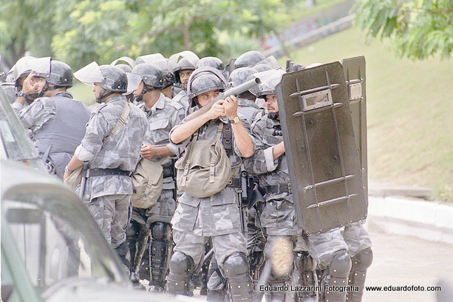 Policia usa de força para separar uma briga generalizada entre torcedores em frente ao Pacaembu
