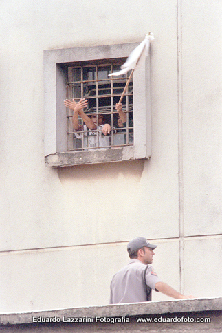 Carandiru em dia de rebelião.  Lá dentro, 111 estavam sendo mortos
