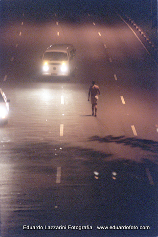 suicida anda na contra mão na av. 23 de Maio.  Foto que foi capa da Folha