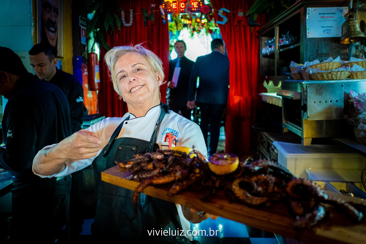 Chefe de cozinha com polvo