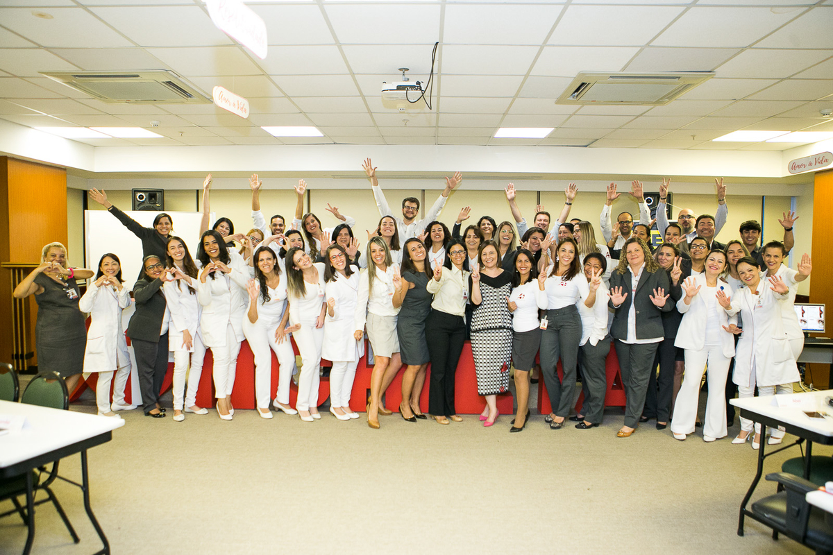 EQUIPE COM A MÃO LEVANTADA