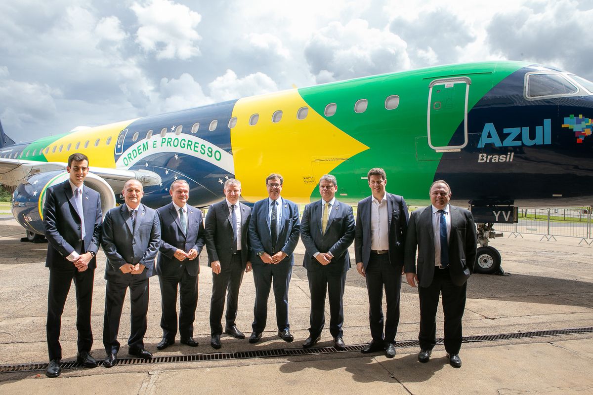 Homens de terno na frente do avião