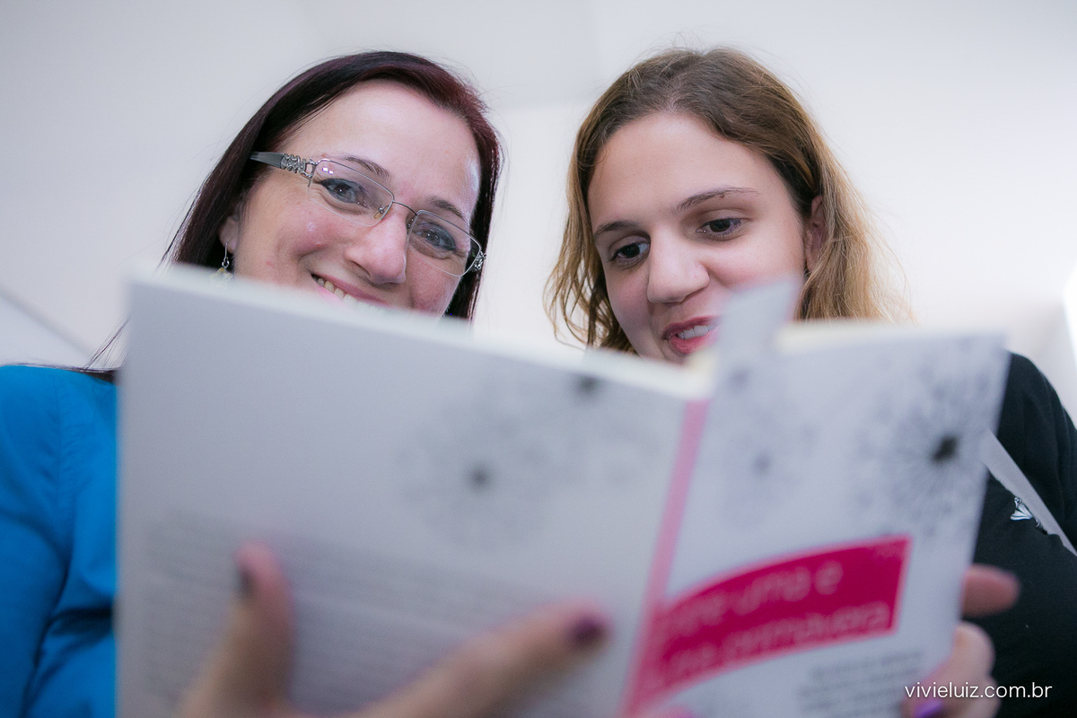 mulheres lendo livro