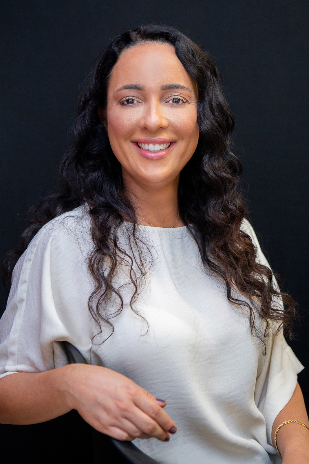 mulher olhando e sorrindo para câmera