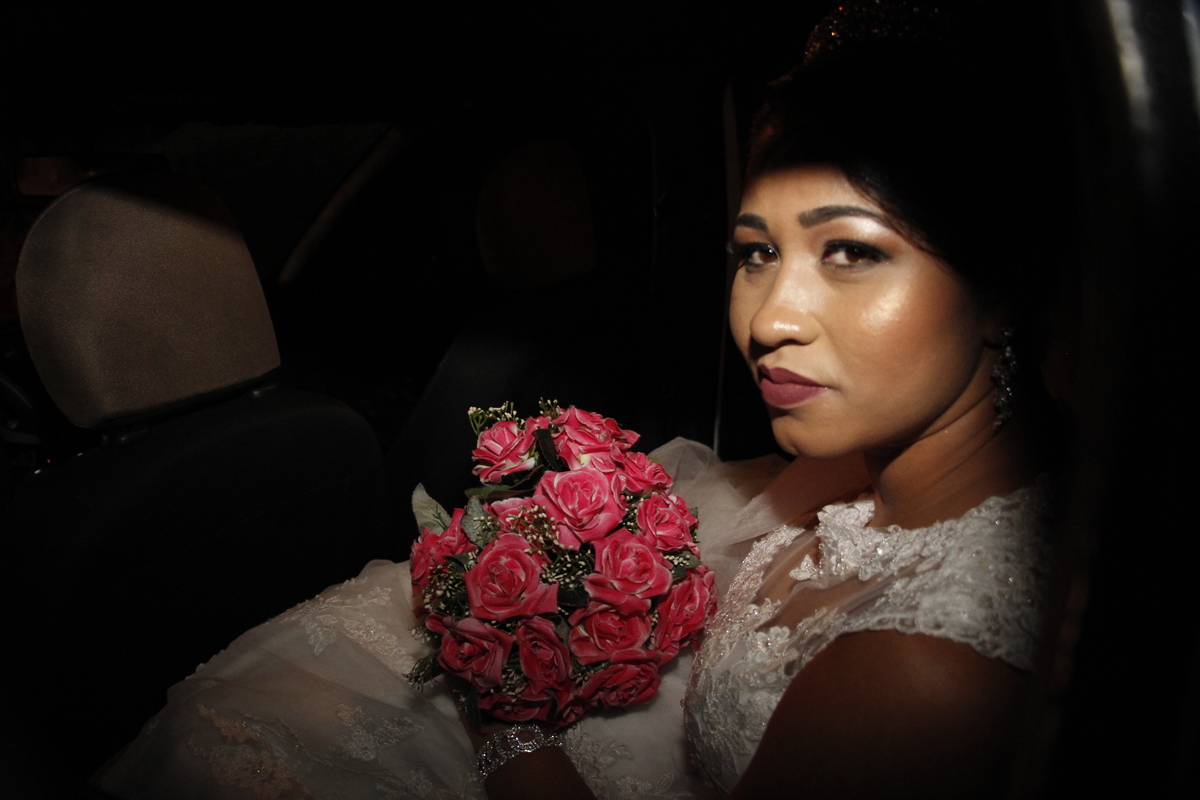 Foto da noiva no carro
