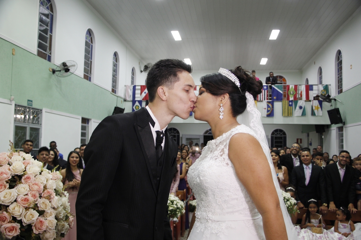 Foto dos beijo dos noivos
