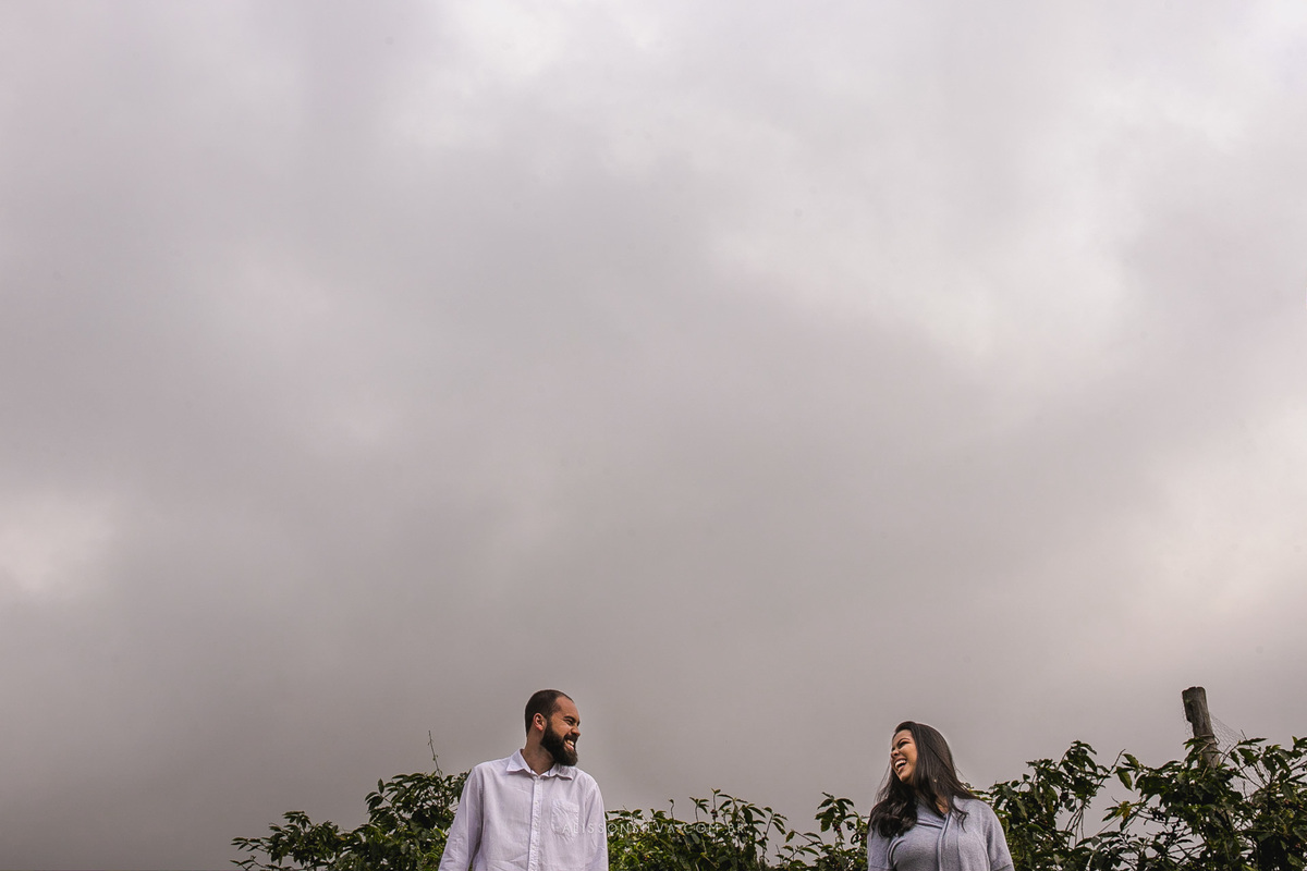 casal em meio a céu nublado