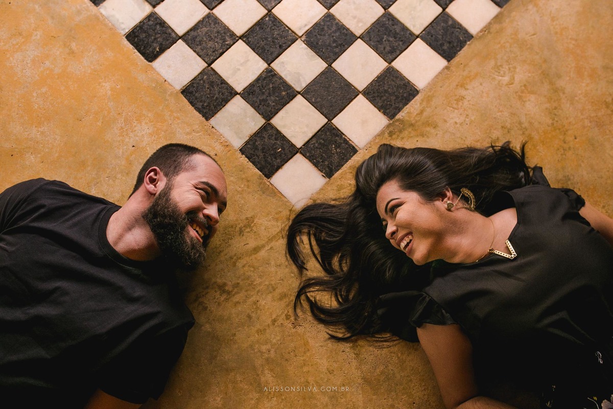 higor e paloma, em foto de cima para baixo, mostrando uma geometria parecida com tabuleiro de xadrez entre eles.