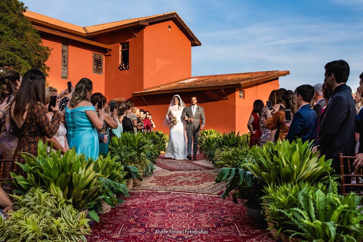 Tais Puntel - Constance Zahn - dia da noiva - vestido de noiva - fotografia de casamento - Fazenda dona Catarina - penteado de noiva  - wedding day - casamento no campo - casamento na fazenda - casamento de dia - Andre timex 