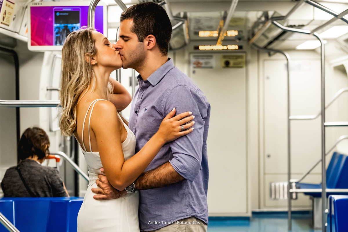 ensaio de casal. Av Paulista. ensaio em São Paulo. fotografia de casamento. Fotógrafo Bauru. Fotografia em Sao paulo. pré wedding. Metro-sp. Ensaio no Metro