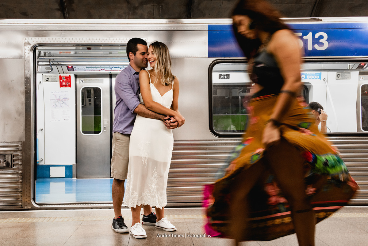 ensaio de casal. Av Paulista. ensaio em São Paulo. fotografia de casamento. Fotógrafo Bauru. Fotografia em Sao paulo. pré wedding. Metro-sp. Ensaio no Metro