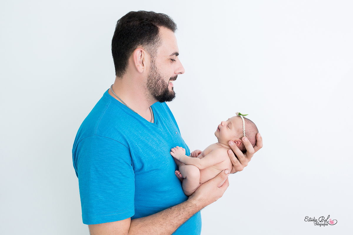 Olha a alegria do papai em posar para a foto com a Larissa na sessão de recém nascido