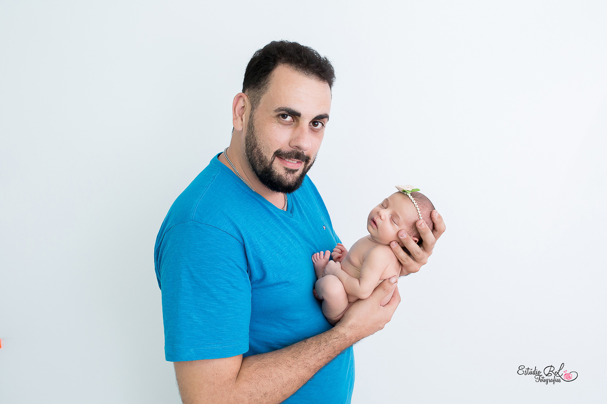 Olha a alegria do papai em posar para a foto com a Larissa na sessão de recém nascido