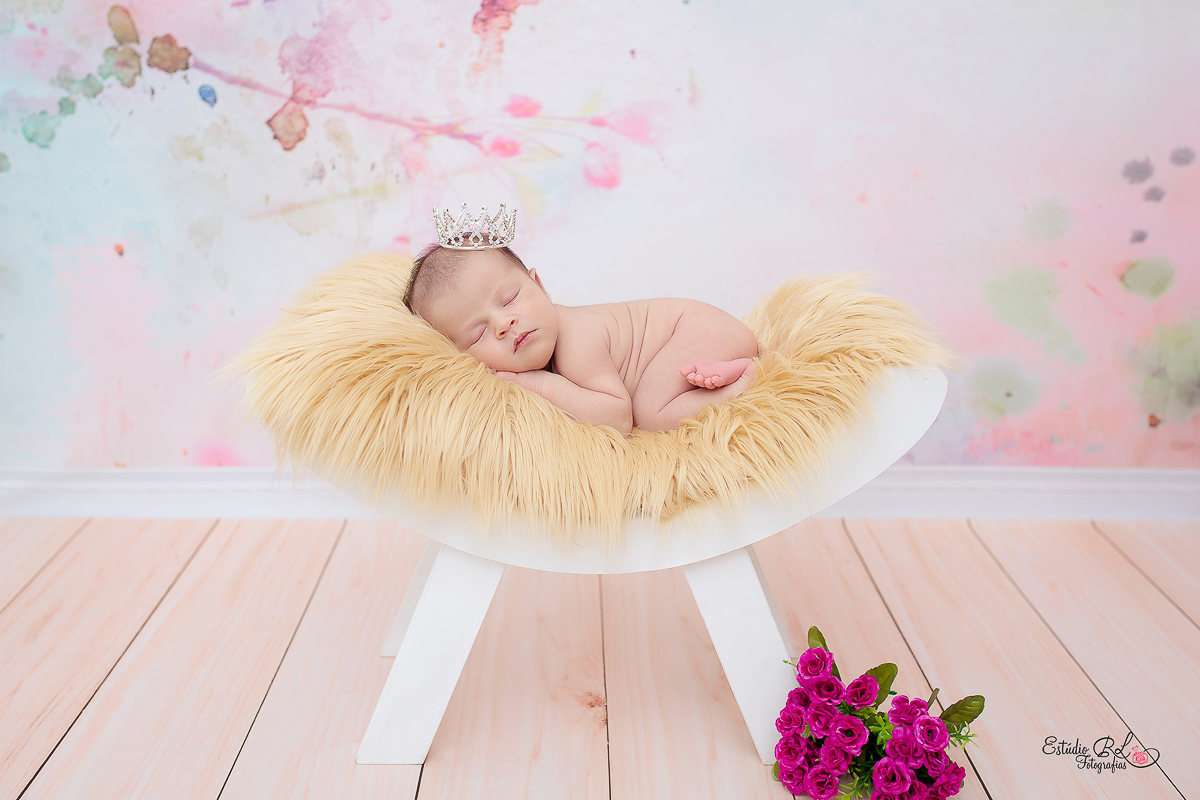 A Manuela ficou linda no banco curvado com essa coroinha